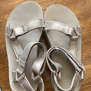 Teva Flatform universal leather sandal sz 8,metallic